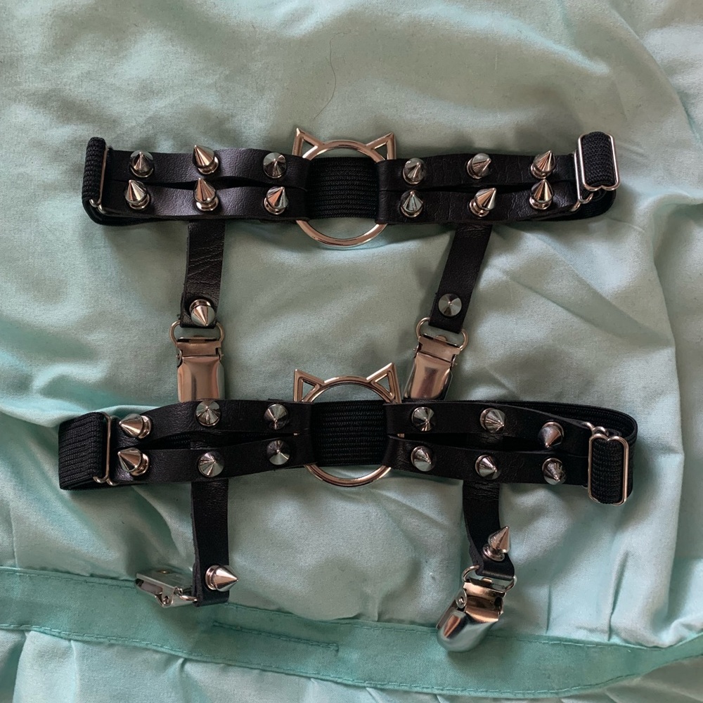 Cat spiked adjustable garters